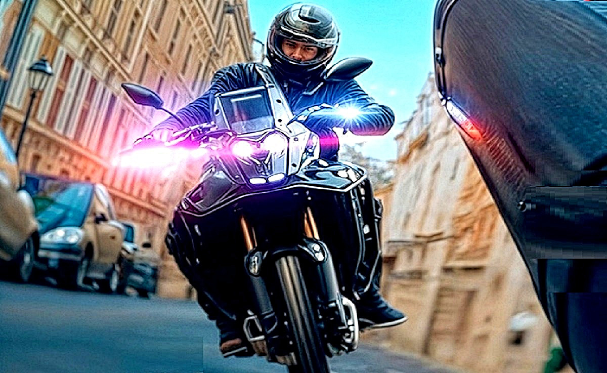 Вроде бы ещё в "Добермане" (1997) полицейская тактика одиночного мотоперехвата себя не оправдала. Но нет, они так и продолжают собирать грабли на свои лбы.