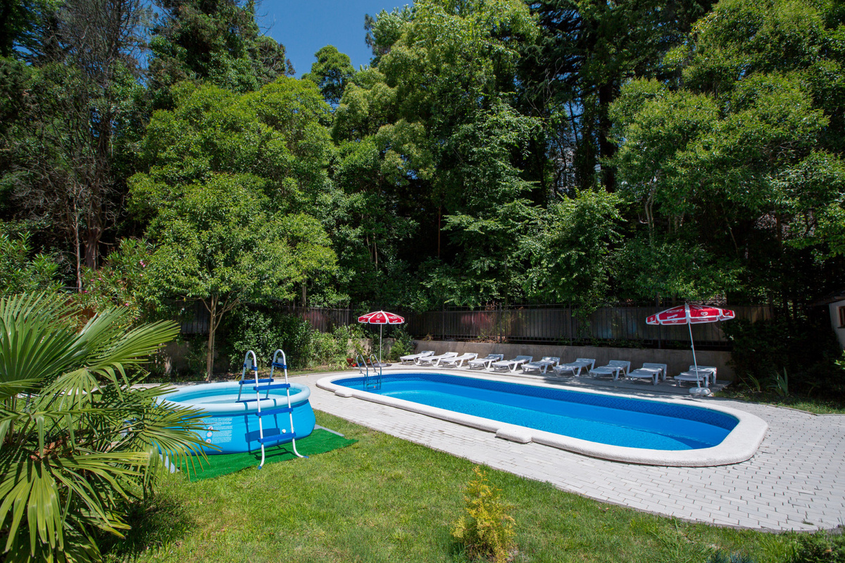 Это фото из интернета, листайте. Сейчас там даже больше всего - скульптурки, цветы, растения...