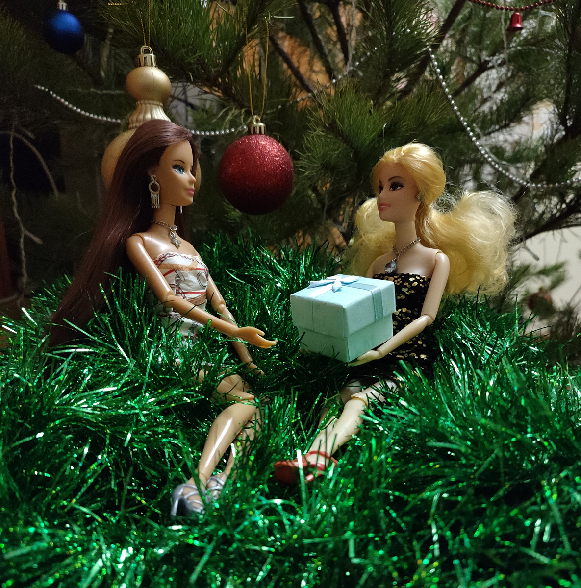 Аврора дарит подарок Лилит. 