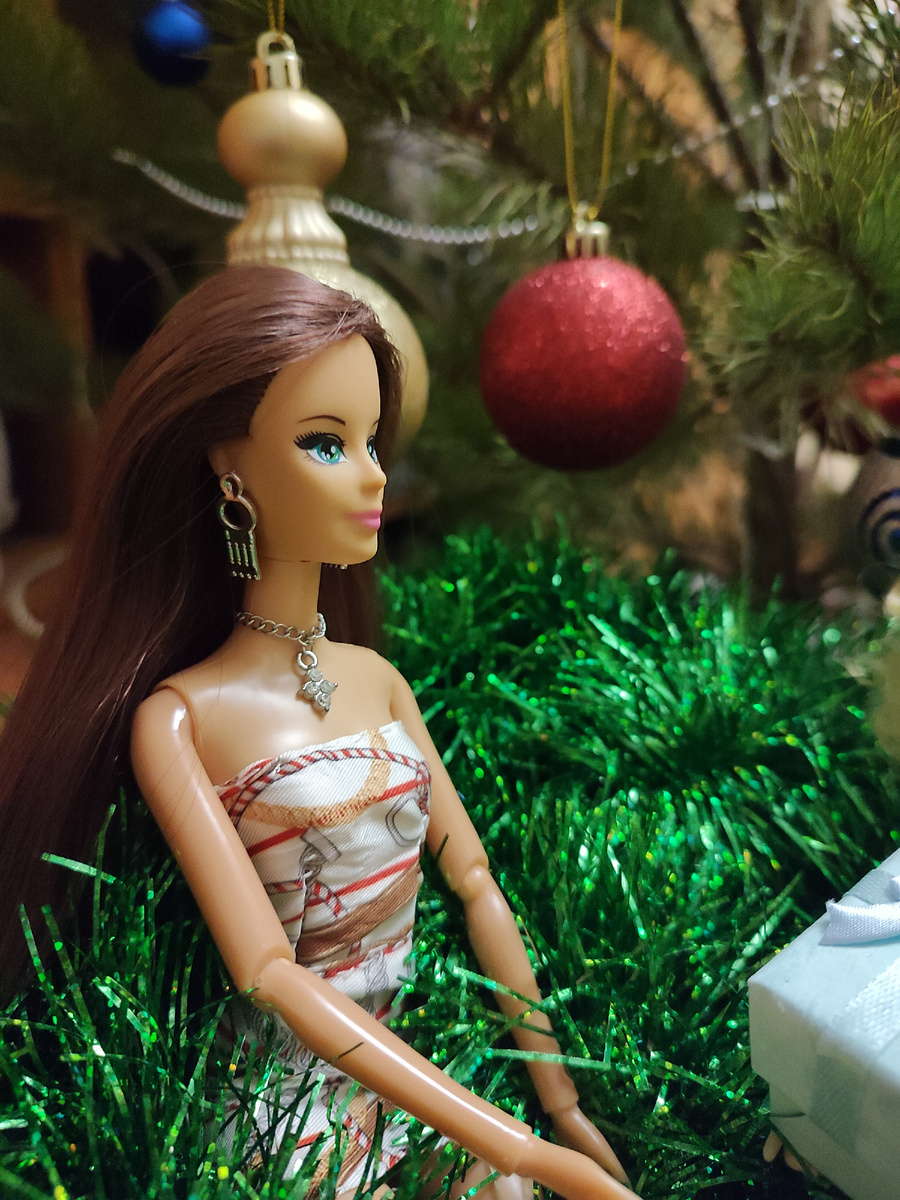 Лилит в ожидании своего подарка. 