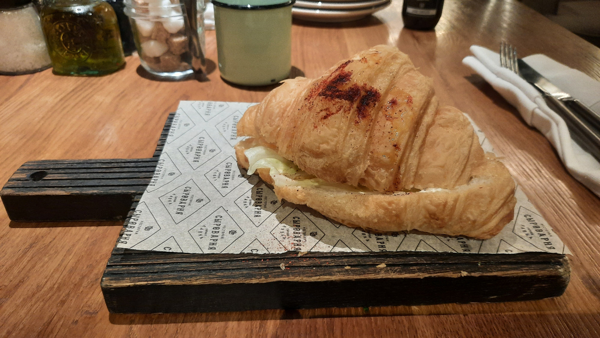 Круасан с сыром (естественно :)) и красной рыбой