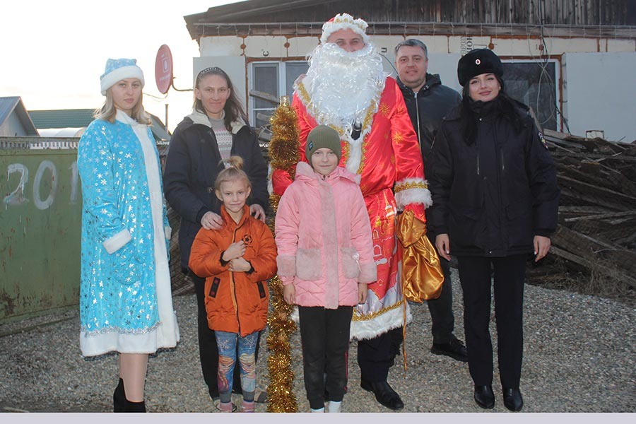    Дети получили подарки от Деда Мороза…полицейского!