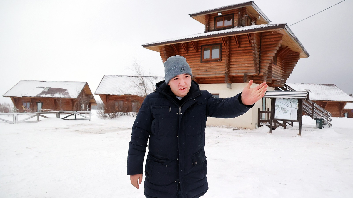 Представитель собственника ГЛК «Уязы-Тау» Артур Насибуллин убежден — конфликт возник из-за того, что гостям не уделили достаточного внимания. Фото: Александр ДАНИЛОВ