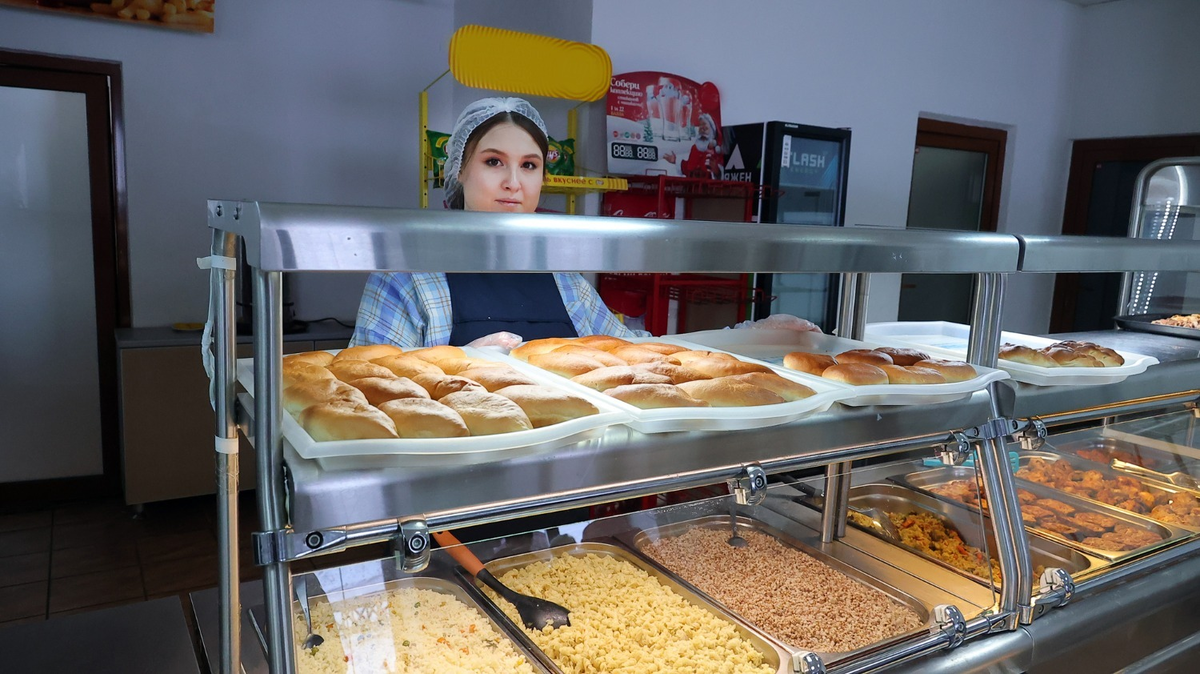 Кафе горнолыжного комплекса сотрудники Роспотребнадзора проверяли особенно тщательно. Вердикт — нарушений не обнаружено. Фото: Александр ДАНИЛОВ