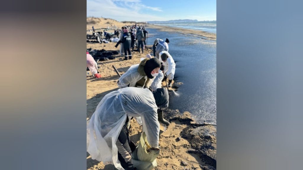    Даниил Кропивка и Данил Климочкин на уборке мазута в Анапе. Фото представлено героями. Олег Размоскин