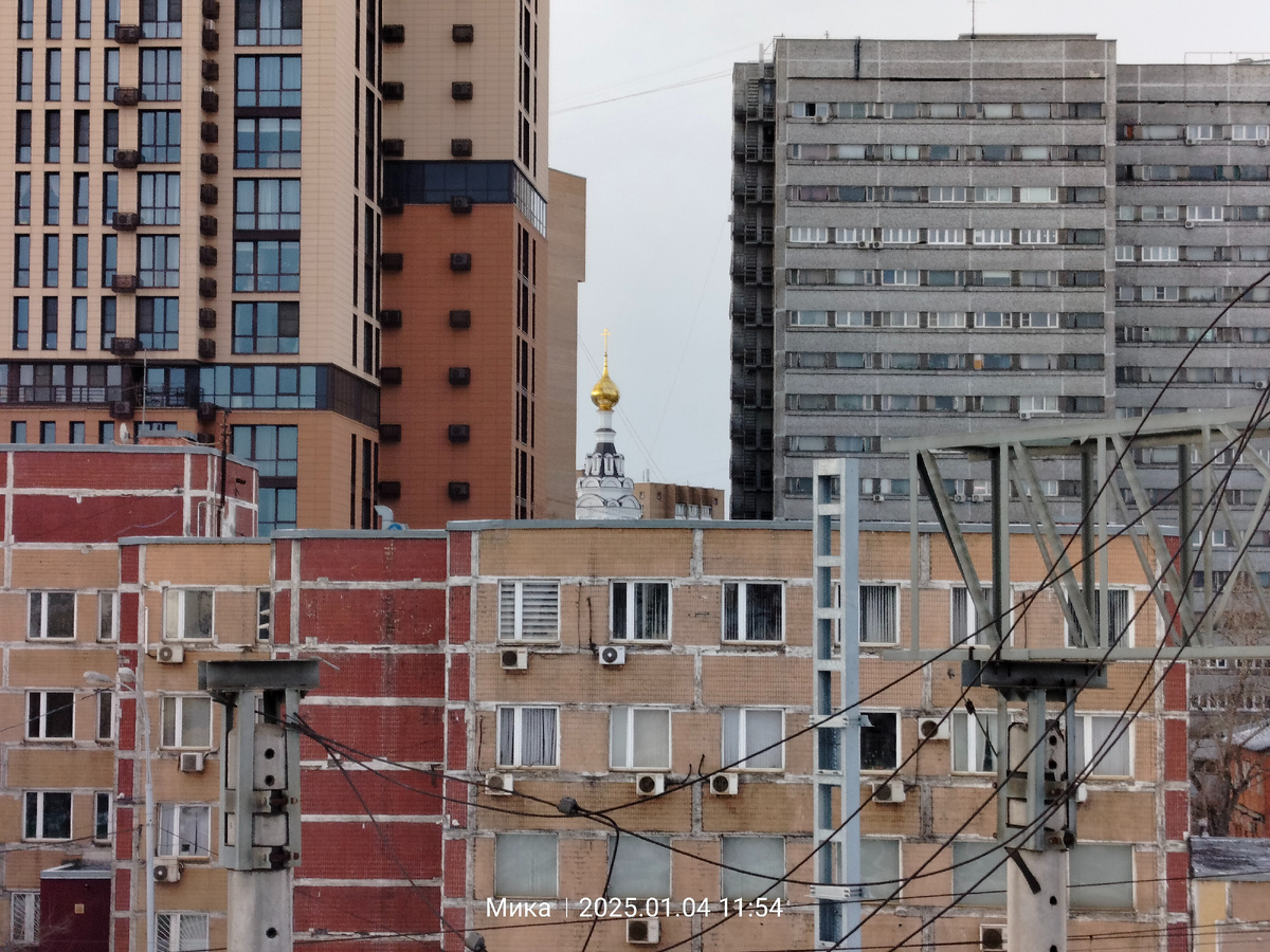 Москва. Заметили!? Среди джунглей каменных домов виден купол золотой!? 