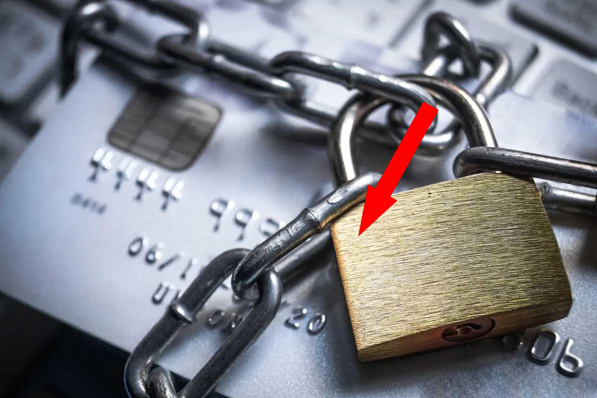    Блокировки банков: как россиянам избежать проблем с платежами