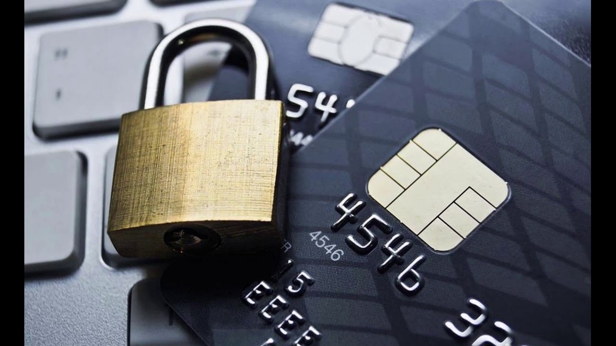    Блокировки банков: как россиянам избежать проблем с платежами