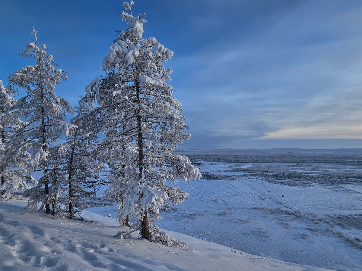 Вид на посёлок Томтор с горы Эбе-Хая 