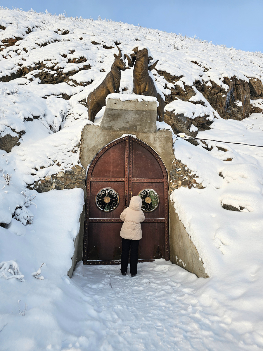 Куратор музея открывает дверь резиденции 