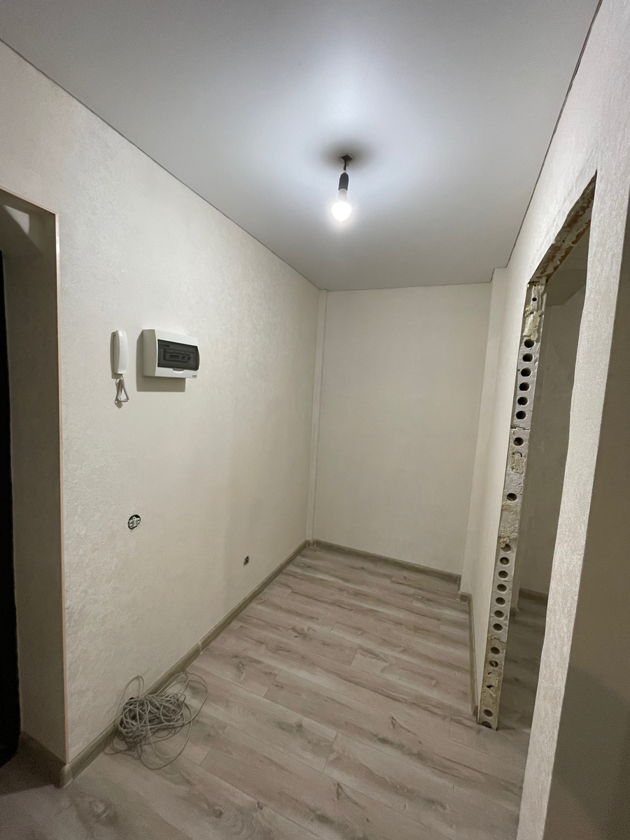 фото во время поклейки стены еще мокрые