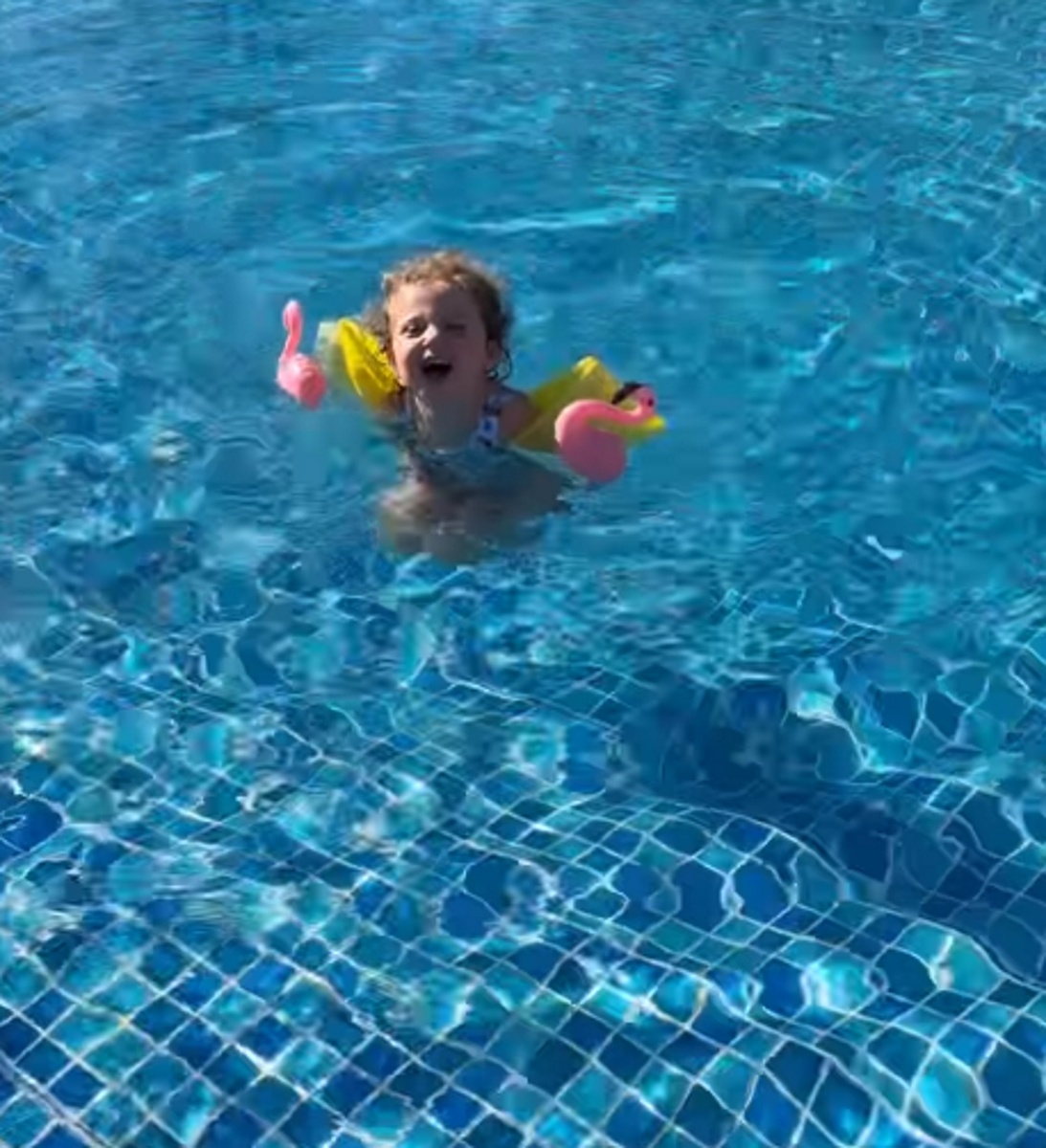 Дочка Галины Юдашкиной плавает в бассейне в нарукавниках. Фото: соцсети