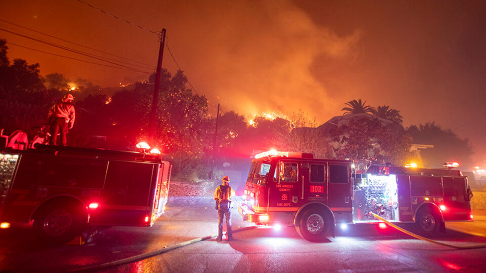 Пожарные сражаются с огнём на улицах города ангелов. Фото: © Global Look Press/Ringo Chiu