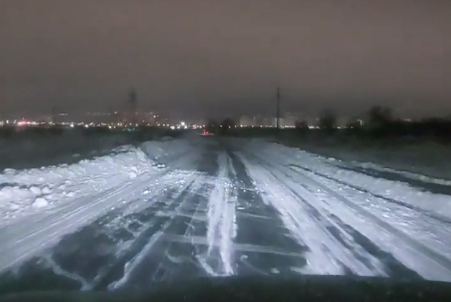    В Оренбурге расчистили от снега проезд в микрорайон Ростошинские пруды Оренбуржье