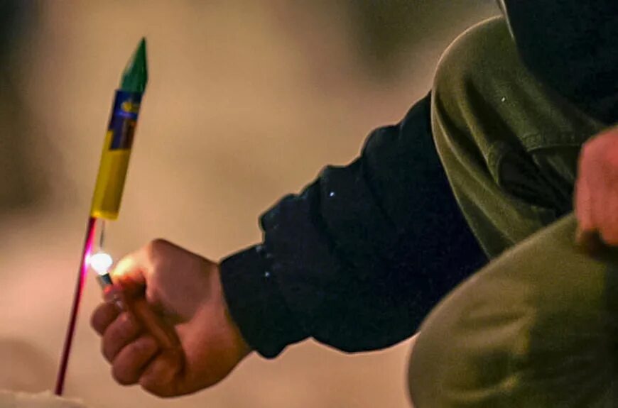 Запуск опасных петард. Фото из сетей интернета