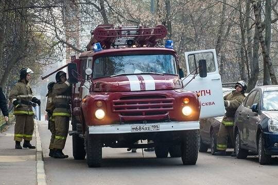    В промзоне Гатчины горит производственное здание, огонь распространился на 1900 квадратных метров