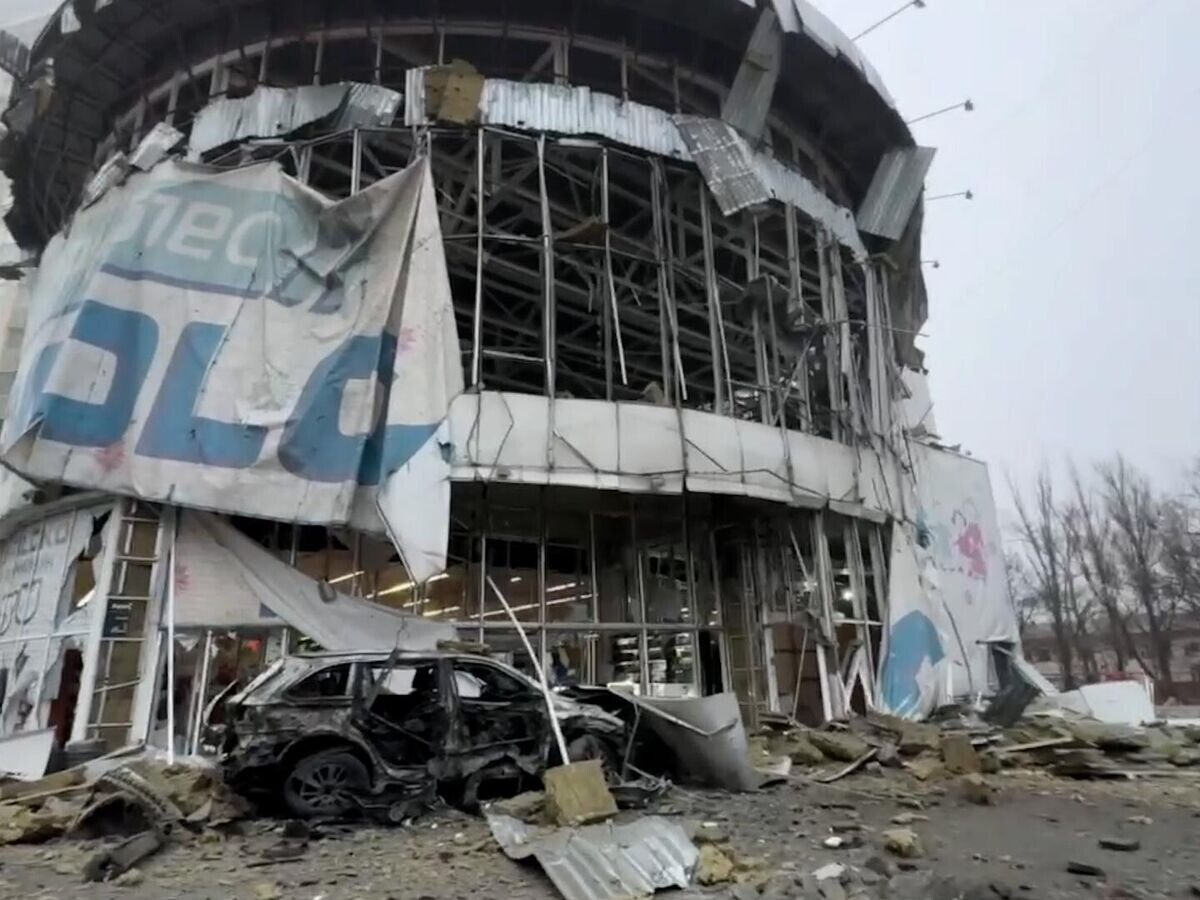    Последствия ракетного удара ВСУ по супермаркету в Донецке© РИА Новости