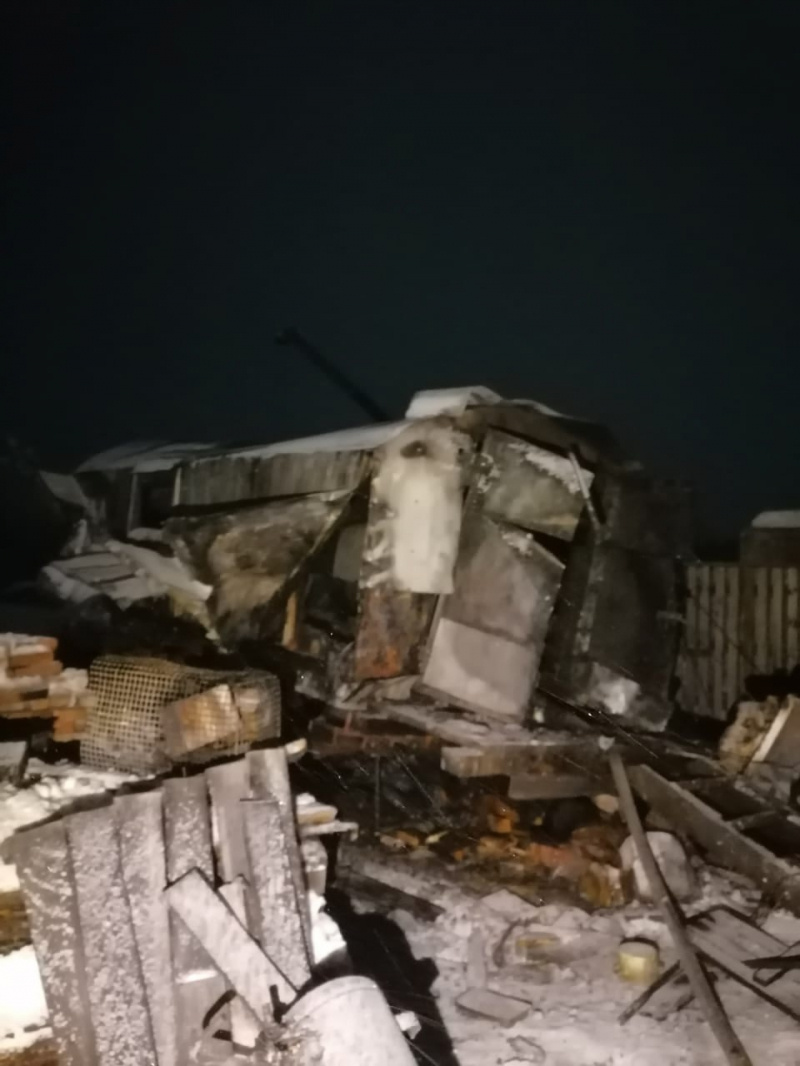    Спасатели вынесли газовый баллон из объятой пламенем бытовки в КарелииОПС по Прионежскому району