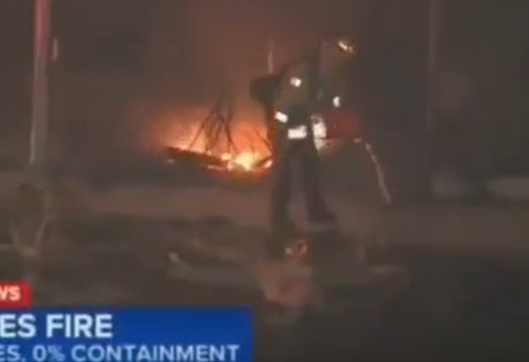 Тушат и дорожным конусом. Яндекс Картинки.