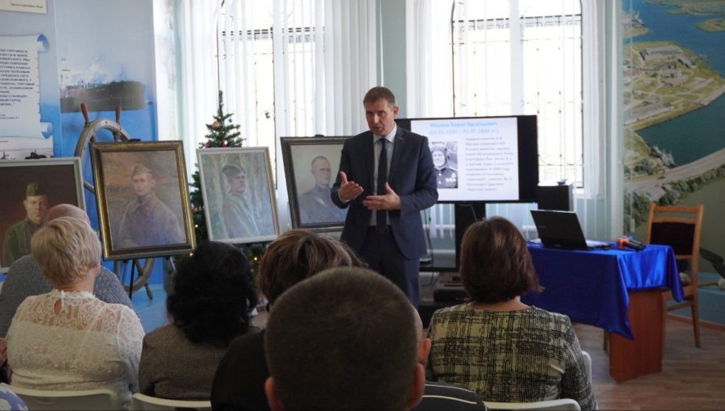    Заведующий Темрюкским музеем Евгений Жулай познакомил гостей с творчеством художника Владимира Гресса. Фото: Темрюкский историко-археологический музей. tamannews