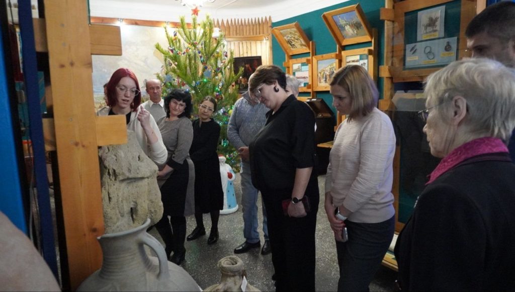    Научные сотрудники провели экскурсию по музею. tamannews