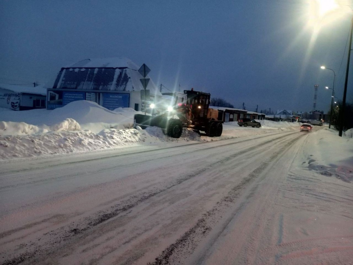    В Югорске идет усиленная очистка улиц после продолжавшегося сутки снегопада