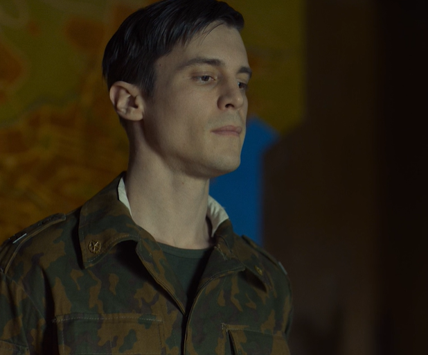    "Роль надзирателя Константина исполнил Иван Янковский. Кадр из тизера сериала «Аутсорс», 2025, реж. Душан Глигоров"