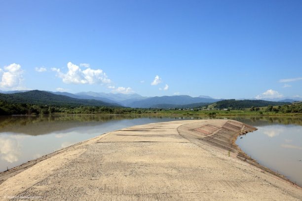 Земляная плотина гидроузла на реке Маруха