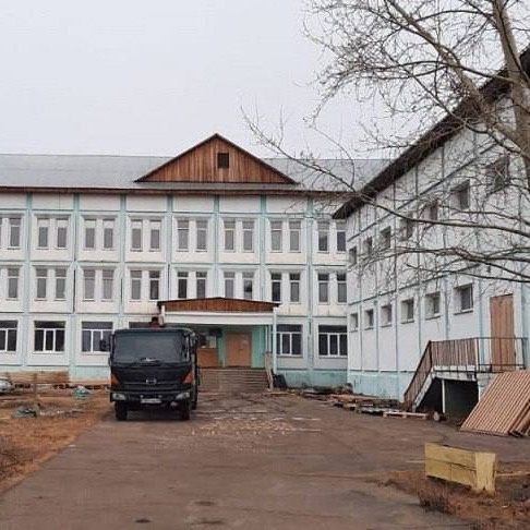 Подросток, напавший на одноклассников в школе в Балаганске, будет помещен в спецучреждение закрытого типа. Ранее сообщалось о том, что несовершеннолетний продолжит обучение в общеобразовательном учреждении. Сегодня же Иркутский областной суд вынес решение о переводе малолетнего преступника в учебно-воспитательную школу Ангарска.