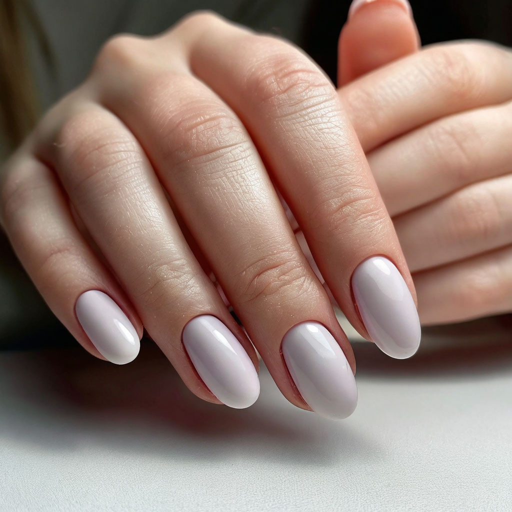 Нежный однотонный маникюр