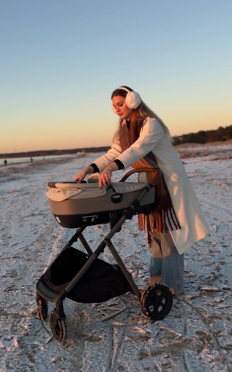 Про такие моменты, как большой капор, регулировки коляски по высоте, регулировка высоты ручек, наклон люльки – это всё есть.
