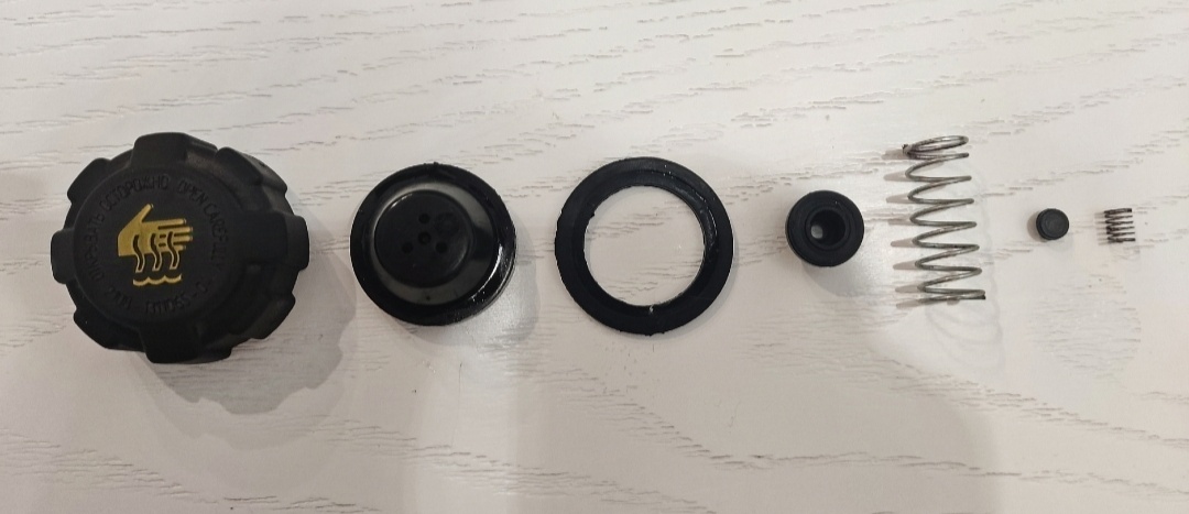 Корпус крышки, крышка клапанов, уплотнительное кольцо, выпускной клапан, пружина выпускного клапана, впускной клапан, пружина впускного клапана.