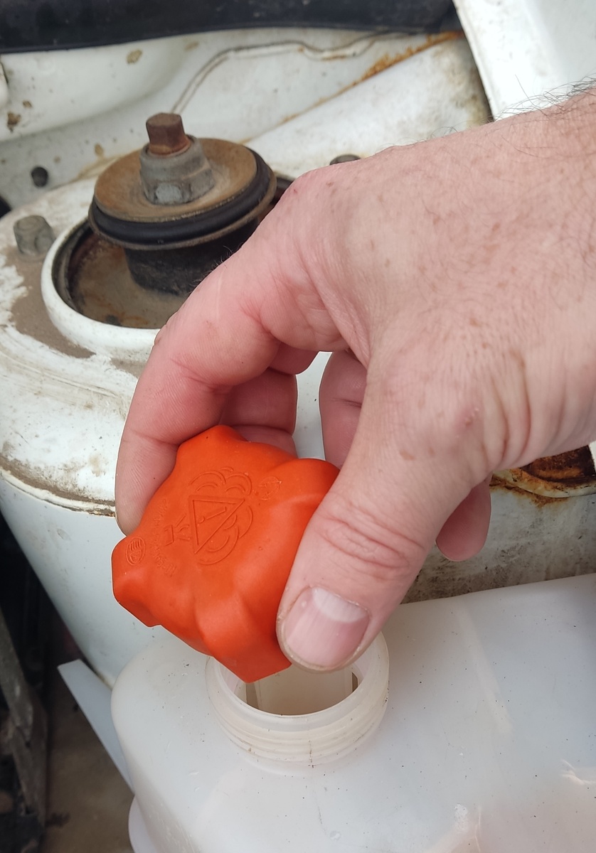 Новая крышка, просто не нарадуюсь! Кто знает, что за фирма, пишите в комментариях.