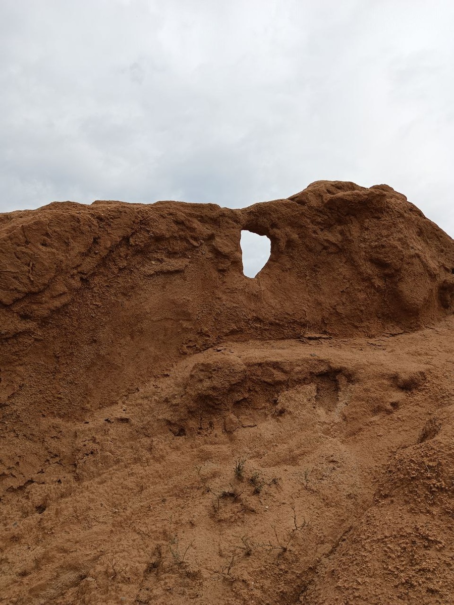 Каньон назвали «Сказка» за его причудливые скалистые очертания, которые за много веков были превращены ветром в огромные изваяния и скульптурные ансамбли