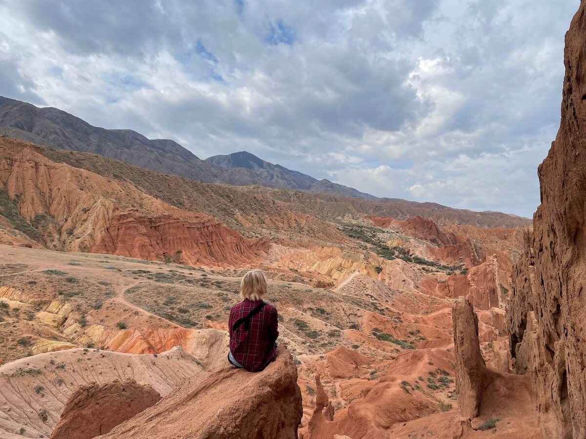 Вид на каньон и на стену (справа от меня). Вооон как далеко она тянется!