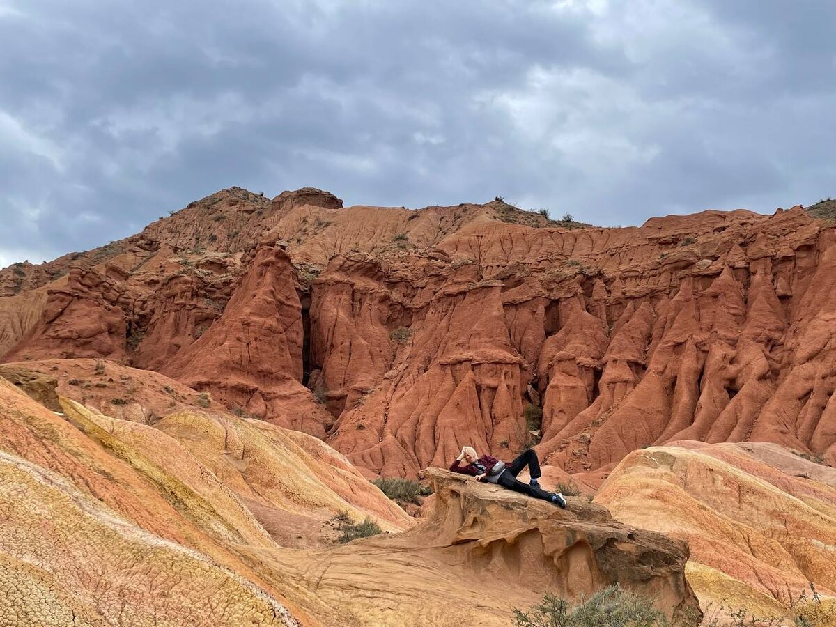 «Лики» духов каньона осуждающе смотрят на то, как я вольготно тут разлеглась )). Прям как бабки на скамеечке, узнавшие, что я занимаюсь пилоном 🤣