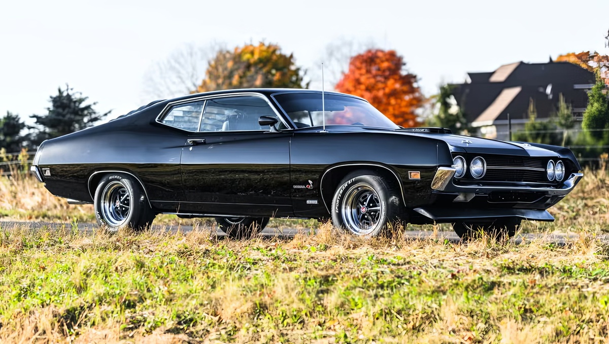 ©Bring a Trailer ©Ford