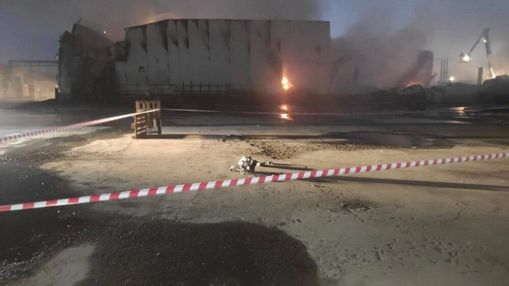    В результате атаки БПЛА загорелась промзона. Фото: Чалтырь Онлайн