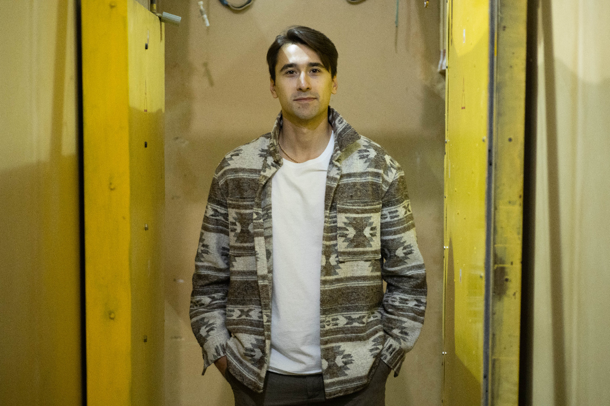 Как поясняет Руслан Вазиров, обработка высокоэнергетическим электронным пучком сделала пластик плавким и текучим. Фото: пресс-служба УрФУ.