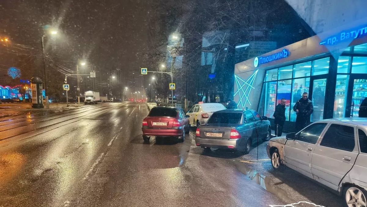 Фото: страница Вячеслава Гладкова. Припаркованные на остановке у ДК «Космос» автомобили