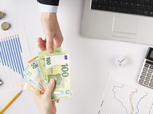    зарплаты в 2025 году станут расти медленнее // фото: ru.freepik.com/popular-photos