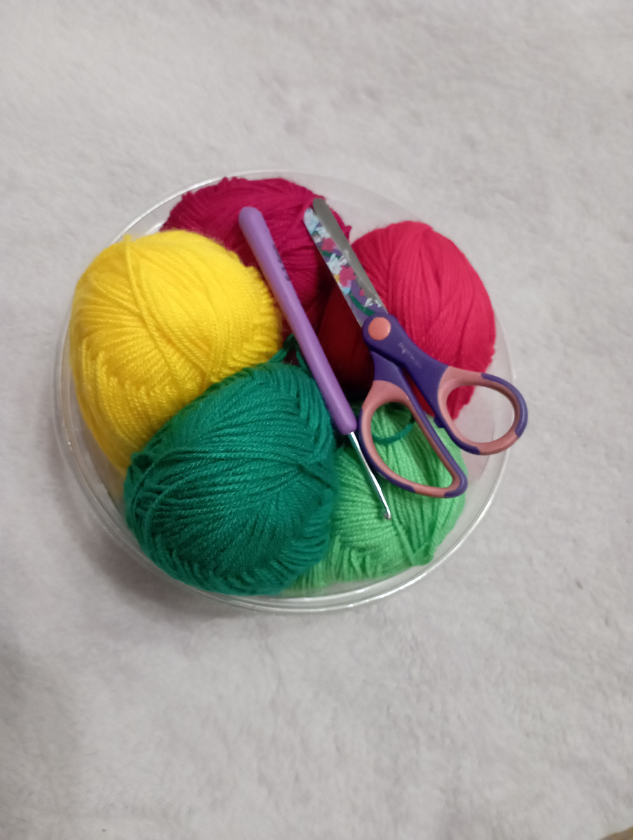 Подготовила пряжу в цветовой гамме клубничных кустиков