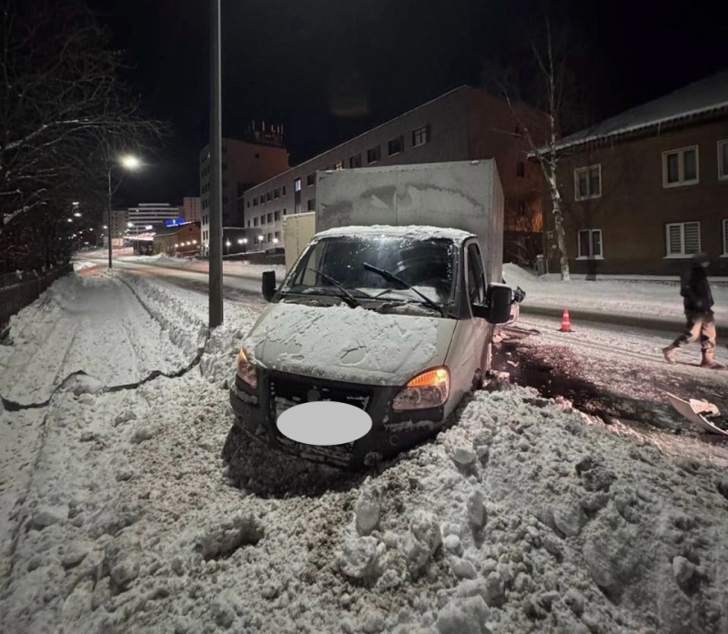    Два грузовика столкнулись глубокой ночью в Петрозаводске, есть пострадавшийГАИ Петрозаводска