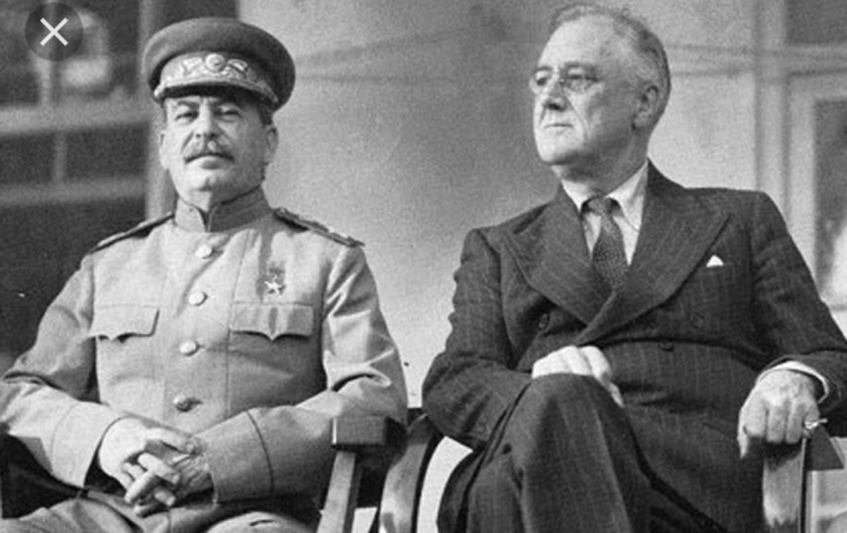 Иосиф Сталин и Франклин Рузвельт на Ялтинской конференции, 1945 г.