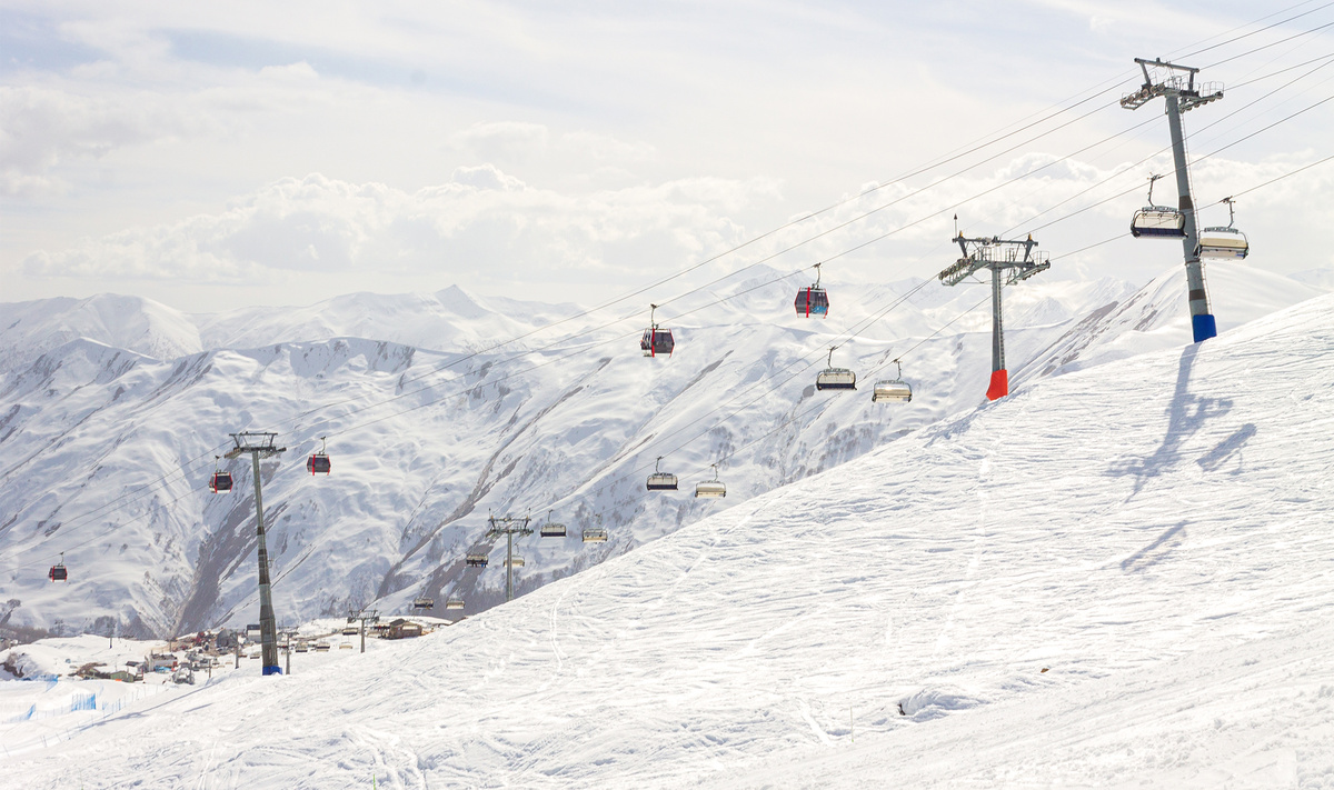 Общая протяжённость трасс — 75 км, их обслуживают 4 гондольных и 10 кресельных подъёмников.Фото: yana_vinnikova / Shutterstock.com
