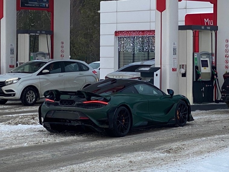 Пермяки сфотографировали McLaren 720s на городской АЗС. Фото: Сергей Чащин, «ВКонтакте»