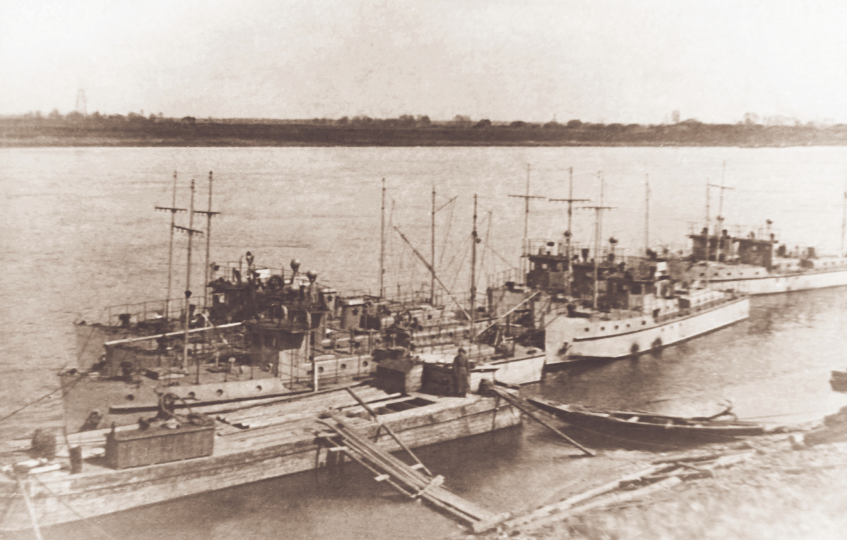 Сдаточная база катерозавода в конце 30-х годов 