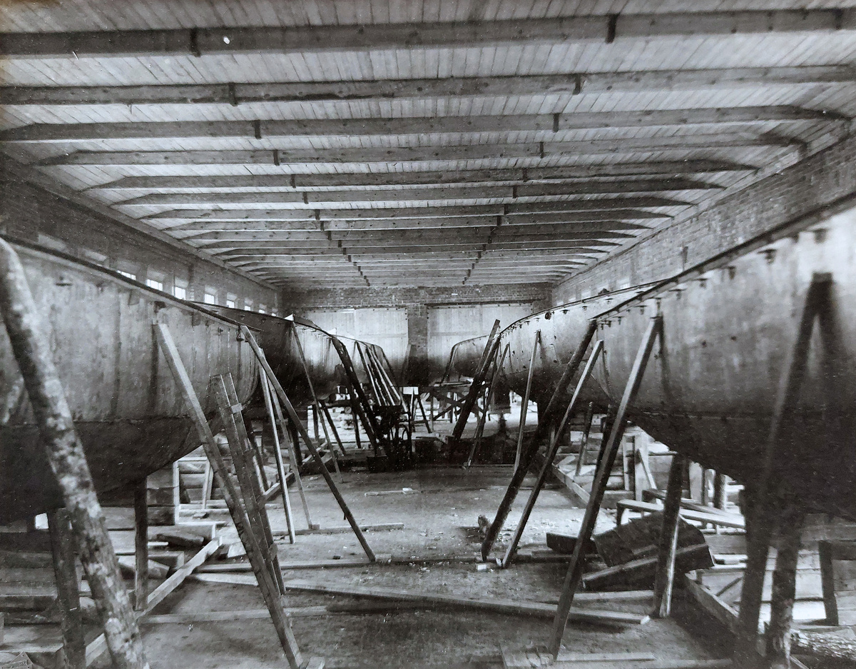 Катера в цехе завода