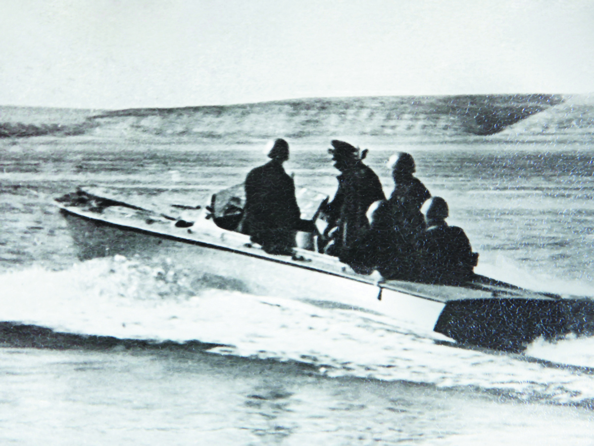 Катер под командованием старшины II статьи Б.Н. Сержантова на разведке в районе Сталинграда 