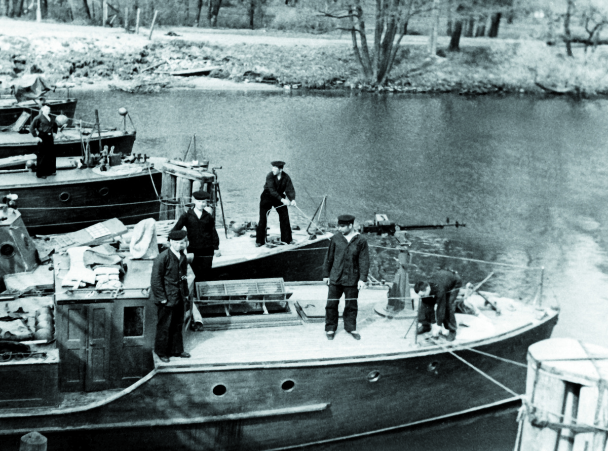 Швартовка к пирсу после возвращения на базу, 1943 год 